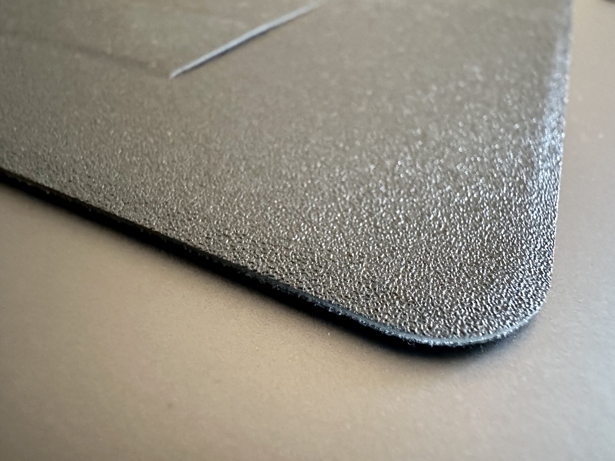 Das Material des Adhesive Laptop Stand macht einen angenehmen haptischen Eindruck.
