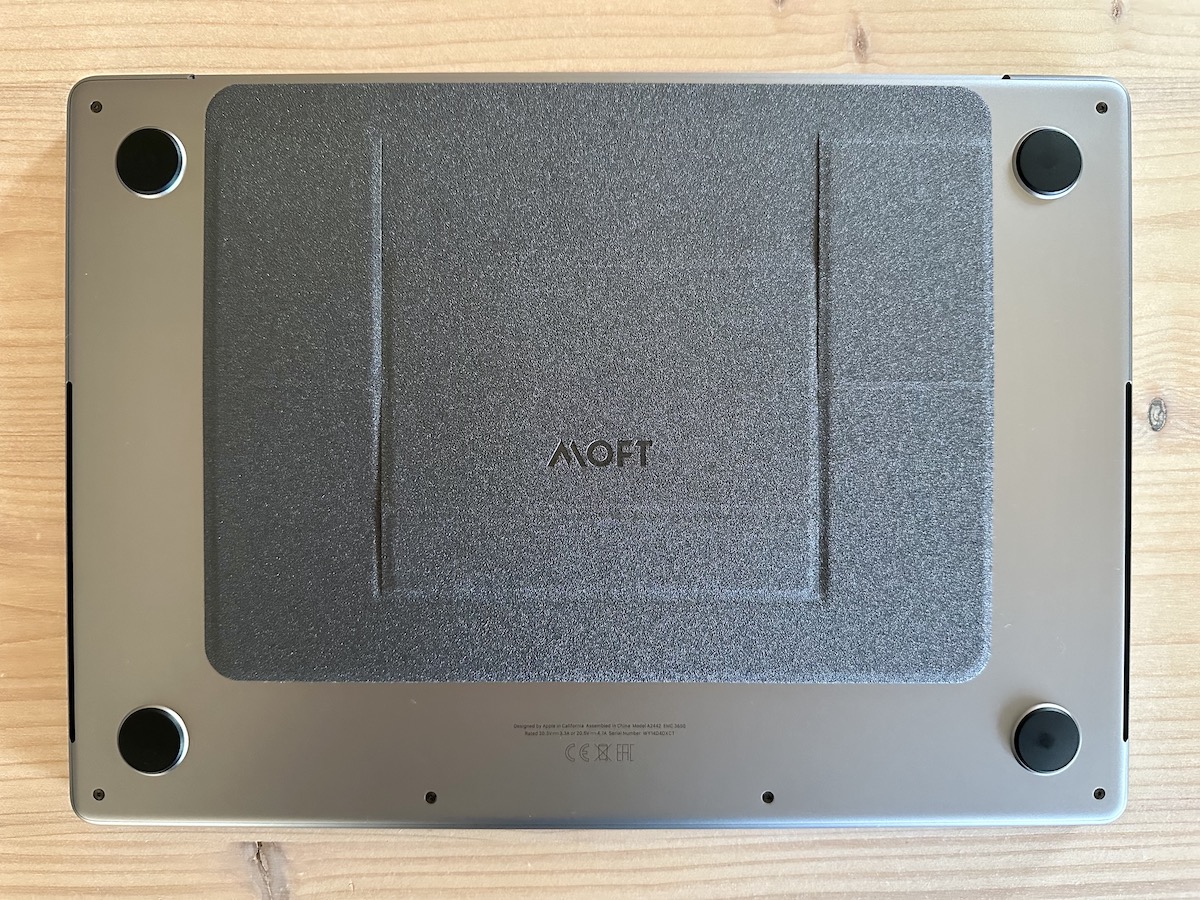 Der MOFT Adhesive Laptop Stand wird an die Unterseite des MacBook's geklebt.